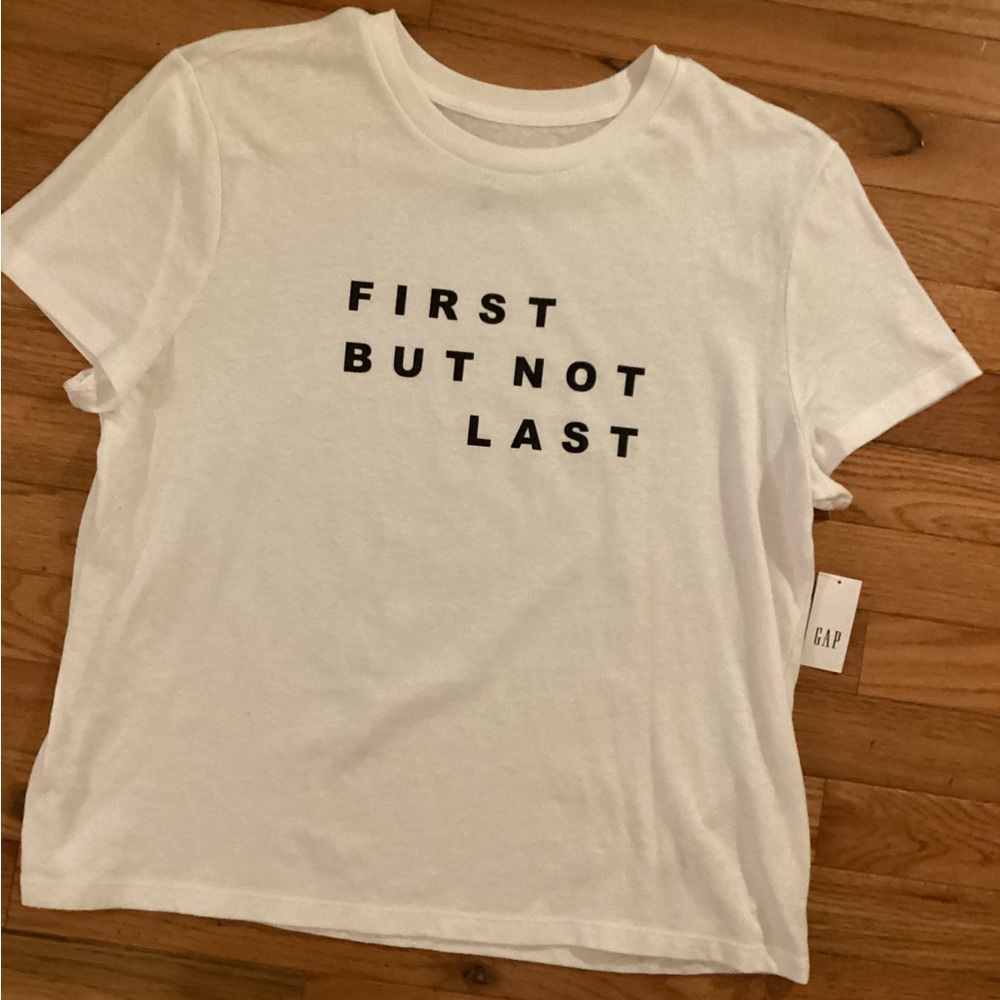 NWT GAP GRAPHIC TEE